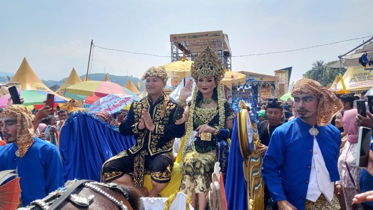 Upacara Adat Syukuran Hari Nelayan ke-63 di Palabuhanratu Meriah