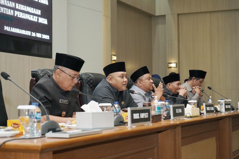Fraksi DPRD Sampaikan Jawaban Bupati Sukabumi Tentang Dua Raperda dalam Rapat Paripurna