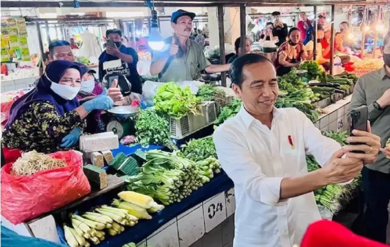 Jokowi Akui Harga Telur Merangkak Naik Saat Meninjau Pasar Rakyat Talang Banjar