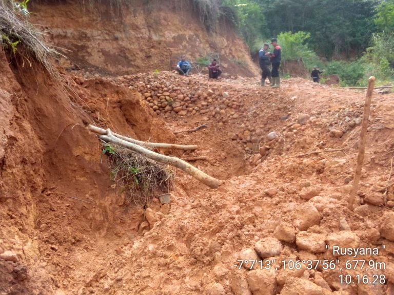 Dua Orang Gurandil Asal Lengkong Tewas Tertimbun Longsor saat Mendulang Emas 