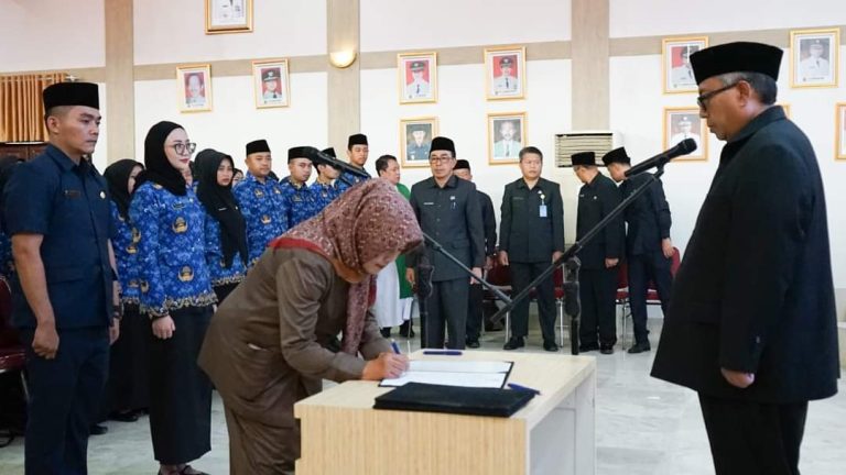 Pejabat Fungsional dan Kepsek di Lingkungan Pemkab Sukabumi Dilantik dan Diambil Sumpah