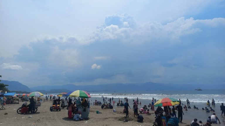 Ribuan Mobil dan Motor Padati Objek Wisata Palabuhanratu untuk Liburan Tahun Baru 2024