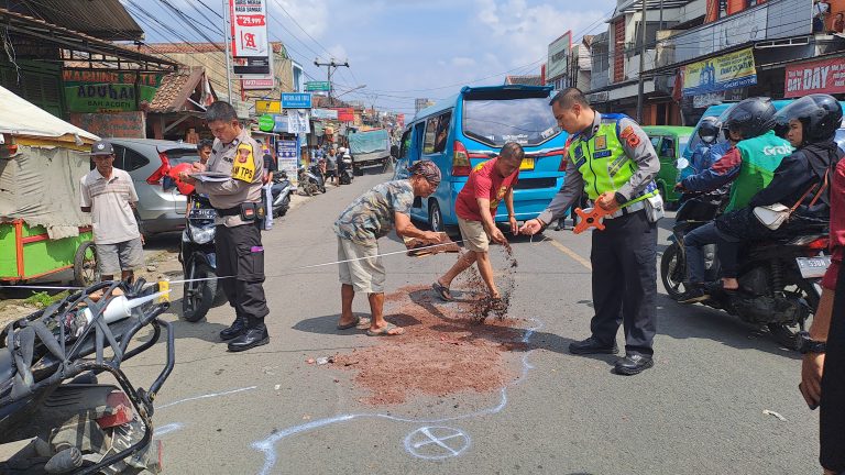 Pengendara Roda Dua Tewas Terlindas Truk di Cisaat