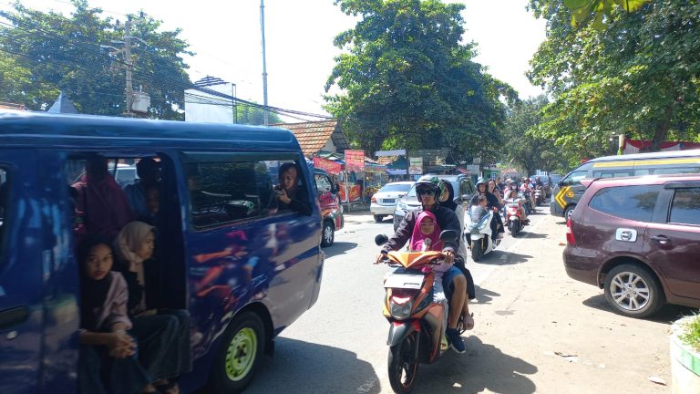 H+1 Lebaran Idul Fitri, Pantai Palabuhanratu Mulai Dipadati Pengunjung